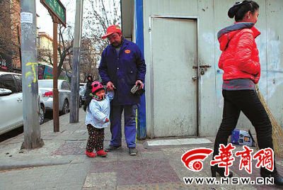 由于沒人照看，爸爸媽媽干活時(shí)帶著兩歲多的小韓靈  本報(bào)記者 董國(guó)梁 攝 