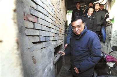 昨天，李克強(qiáng)看望包頭北梁棚戶區(qū)居民。新華社發(fā)